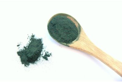 Para que serve spirulina, colher de pau com spirulina