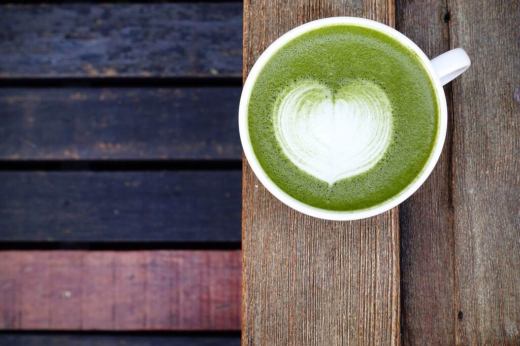 Para que serve spirulina, xícara de café com spirulina