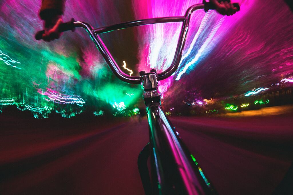 Bicicleta rodeada de luzes em sonho lúcido